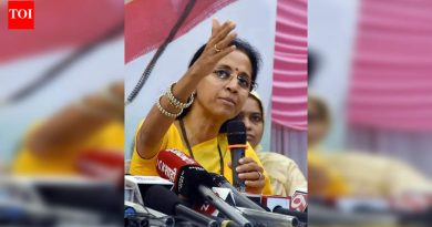 ‘भूतकाळातील मतभेदांमुळे युती रोखली गेली नाही’: खासदार सुळे यांनी नागरी निवडणुकांसाठी राष्ट्रवादीच्या गटांनी हातमिळवणी केल्याच्या वृत्तावर ऐतिहासिक काँग्रेस-राष्ट्रवादी पुनर्गठनांचा दाखला दिला