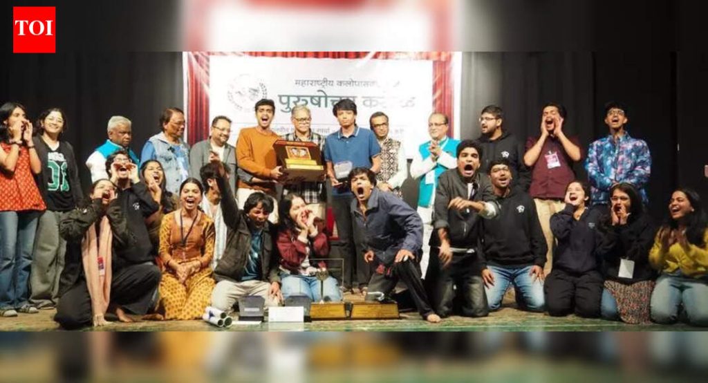 एसपी कॉलेजच्या आठल्या गावी विचित्र संघर्ष आणि जनरेशन गॅपचे प्रदर्शन, मने जिंकली