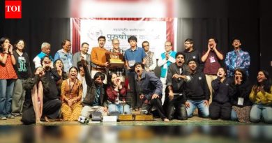 एसपी कॉलेजच्या आठल्या गावी विचित्र संघर्ष आणि जनरेशन गॅपचे प्रदर्शन, मने जिंकली