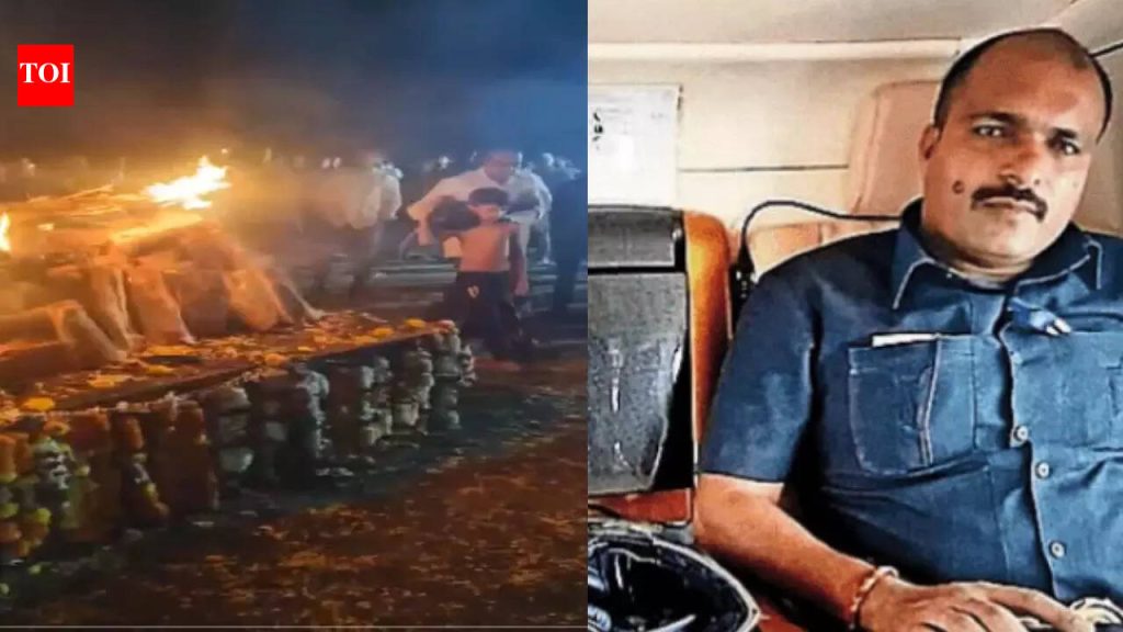 अजित पवारांचे पीएसओ विदीप जाधव यांच्यावर सातारा गावात अंत्यसंस्कार; मुलाने चितेला दिवा लावला | पुणे बातम्या