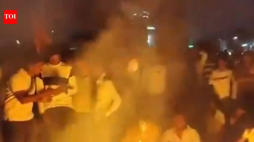 ‘डोळ्यात मिरची पावडर फेकली’ : पुण्यात कुटुंबासमोर २१ वर्षीय महिलेचे अपहरण; प्रचंड आंदोलने उफाळून येतात