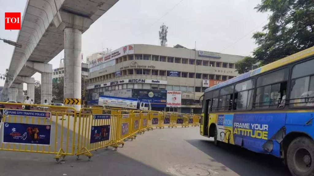 संचेती चौकात बॅरिकेड्स, बस स्टॉप शिफ्टमुळे वाहतुकीला काहीसा दिलासा मिळाला आहे