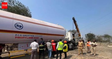 मुंबई-पुणे द्रुतगती मार्गावरील अमृतांजन पुलाजवळ प्रोपीलीन गॅस टँकर क्रॅश बॅरियरला आदळल्याने मोठा अपघात टळला; गळतीची नोंद नाही