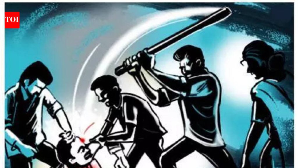 तिघांनी किराणा व्यापाऱ्याला धमकावून दोन लाख रुपये लुटले