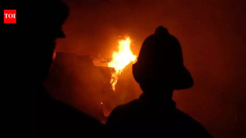 तळवडे येथे भंगाराचे गोदाम, दुकान व बस फोडली