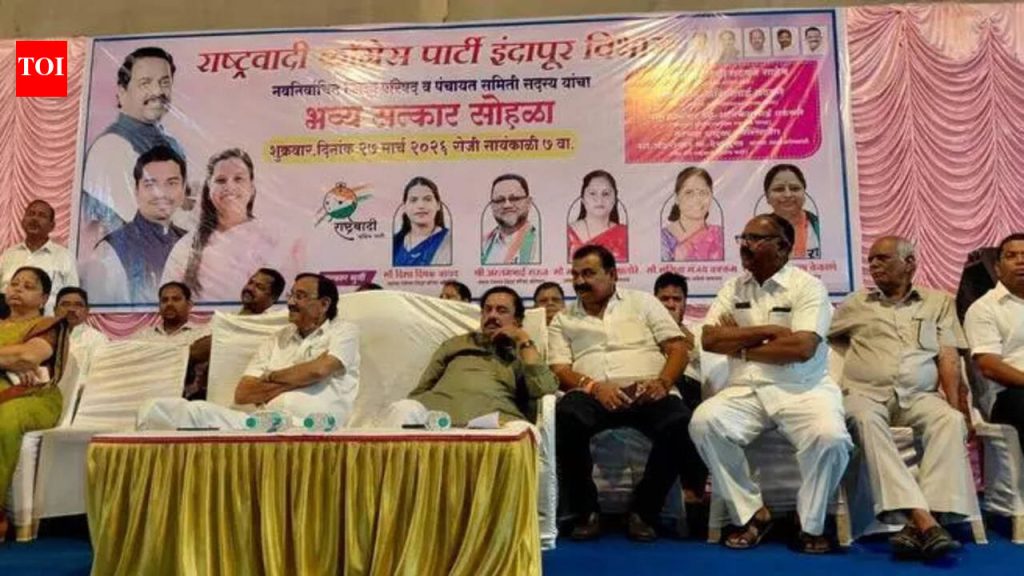 रायगड कार्यक्रमातील पोस्टरमधून अजित आणि सुनेत्रा पवार यांचे फोटो गायब झाल्याने राष्ट्रवादीच्या कार्यकर्त्यांमध्ये संतापाची लाट उसळली आहे.