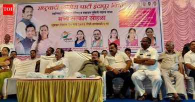 रायगड कार्यक्रमातील पोस्टरमधून अजित आणि सुनेत्रा पवार यांचे फोटो गायब झाल्याने राष्ट्रवादीच्या कार्यकर्त्यांमध्ये संतापाची लाट उसळली आहे.