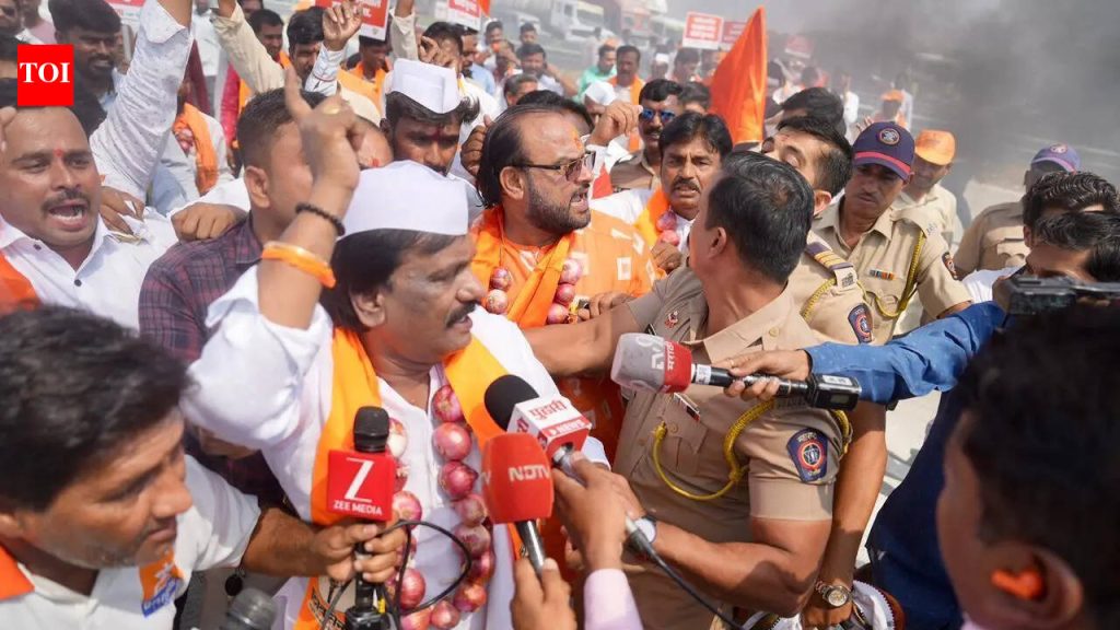 कांद्याचे भाव कोसळल्याने समृद्धी एक्स्प्रेस वे ३० मिनिटे रोखून धरला