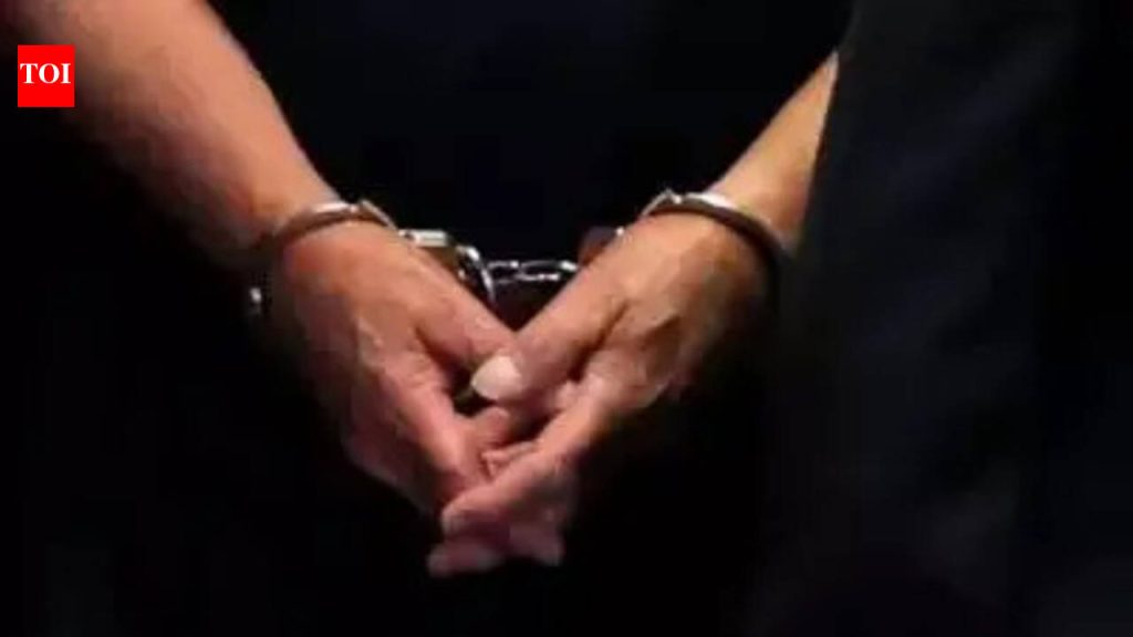 महिला कर्मचाऱ्याचा विनयभंग केल्याप्रकरणी खासगी आयुर्विमा कंपनीच्या अधिकाऱ्याला अटक
