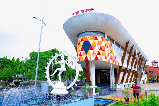 नटराज वास्तूत ‘ स्वर्गिय अजितदादा पवार स्मृती भवन’ उभारण्याची मागणी; दया दामोदरे यांचे निवेदन