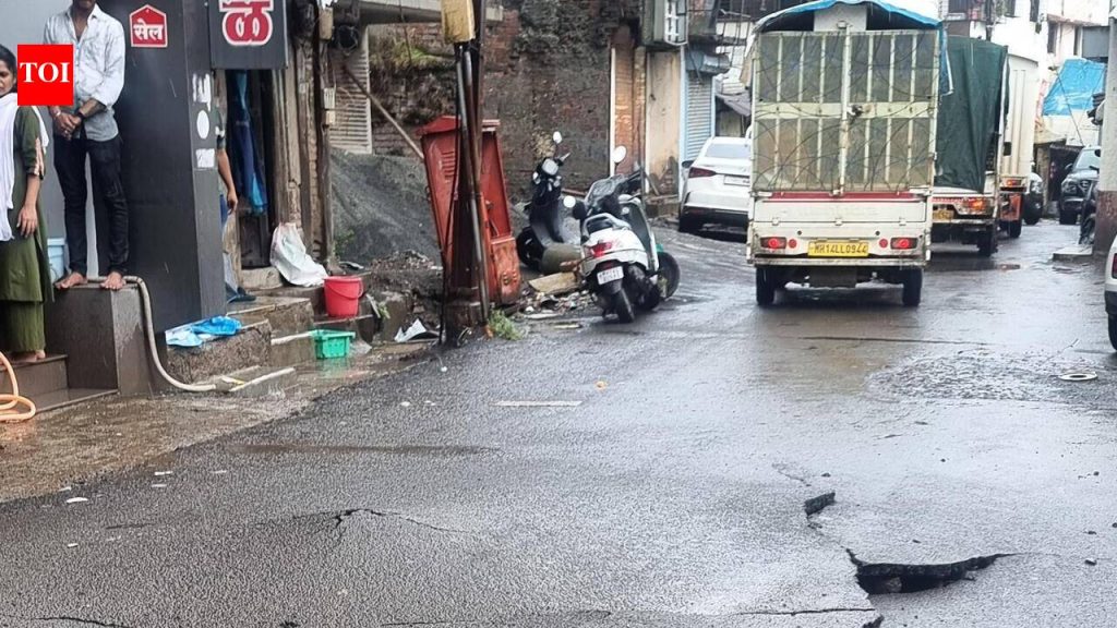 तळेगाव दाभाडे रस्त्यावर पाणी फुटले नवीन पाईपलाईनची नियोजित चाचणी : परिषद