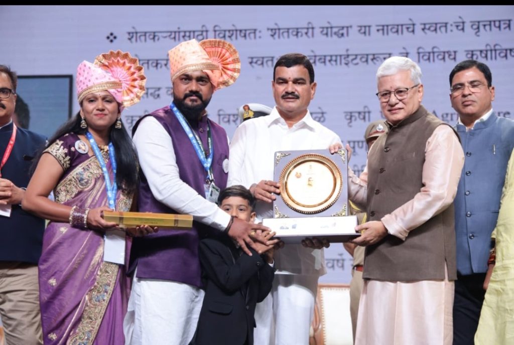बारामतीचा अभिमान! ३६५ शेतकऱ्यांच्या यशोगाथांना मिळवून दिली राज्यस्तरीय दखल; योगेश नालंदे यांना राज्यपालांच्या हस्ते ‘वसंतराव नाईक शेतीमित्र पुरस्कार